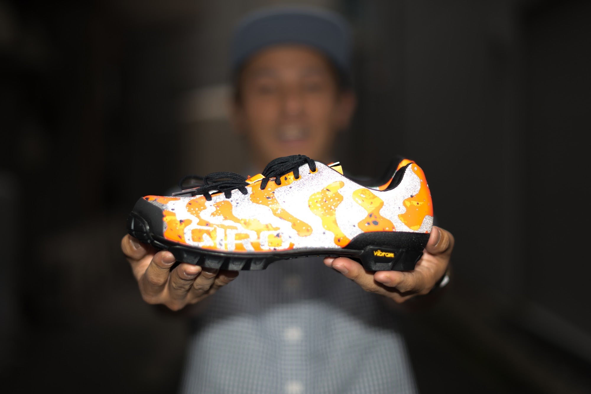 昼も夜も抜群の存在感。GIRO Empire VR90 Lava Reflective LTD