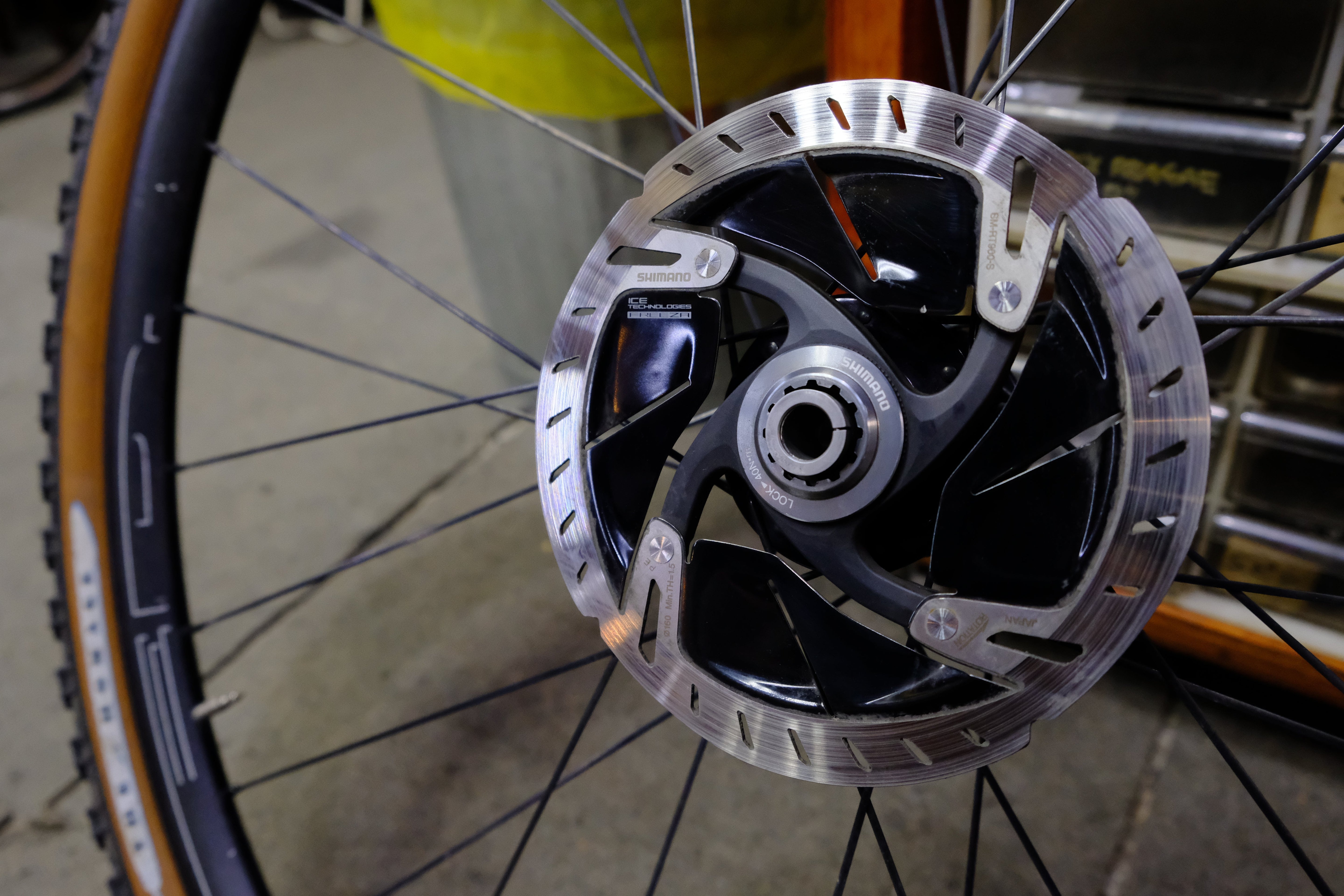 【PIT TIPS】最近、良く見る車輪についてるお皿について – ディスクローター –