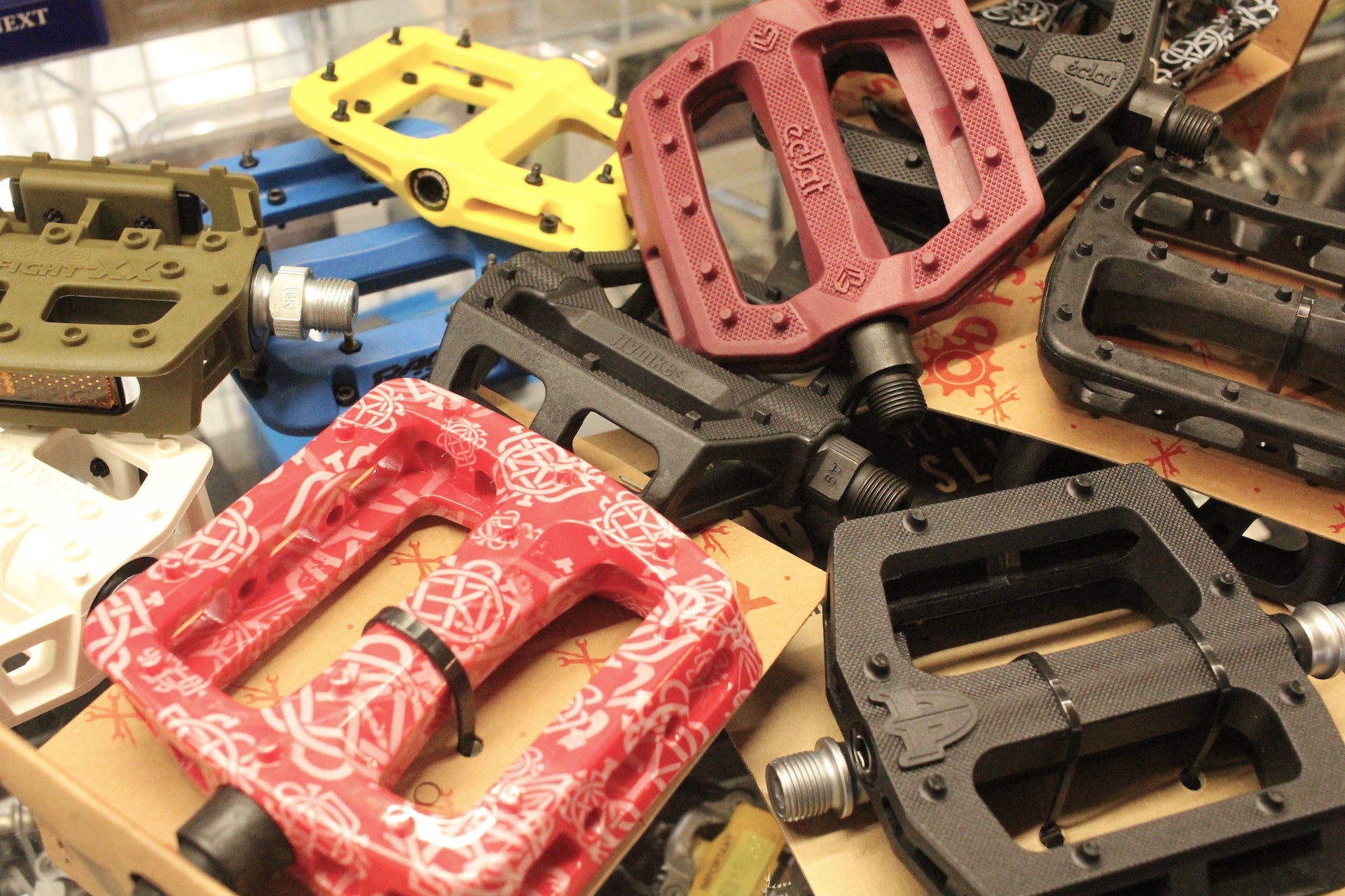 【PEDAL】フラッペが美味しい季節〜プラスチックペダルについて。