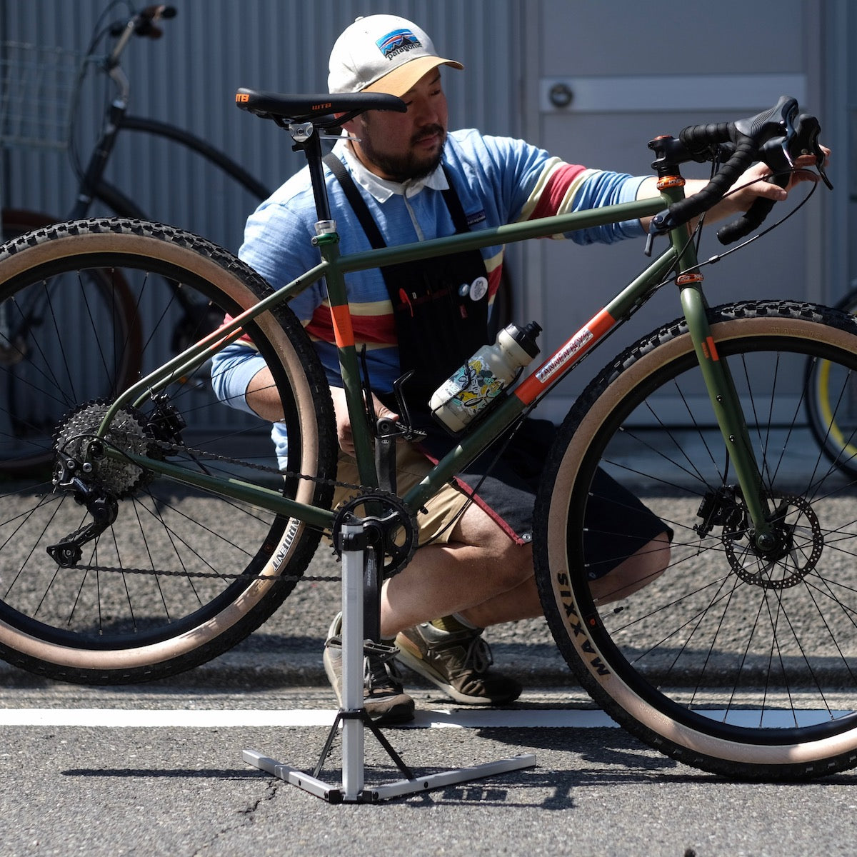 GRANITE DESIGN Hex Stand