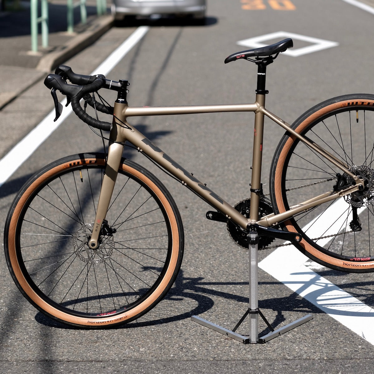 GRANITE DESIGN Hex Stand