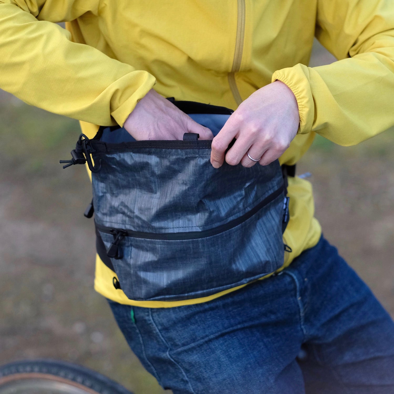 OUTER SHELL ADVENTURE Hip Slinger