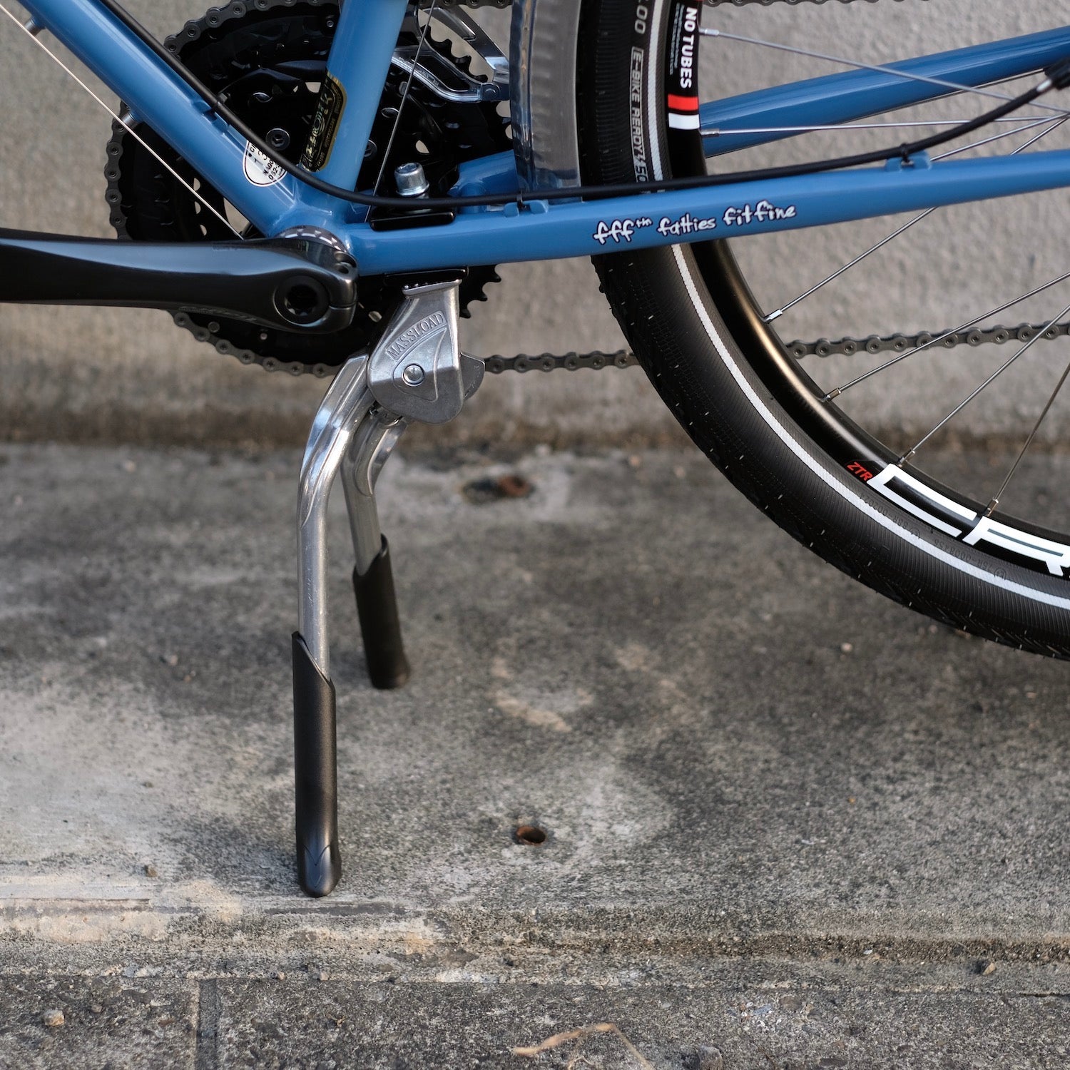 GIZA  Adjustable W-Leg Center Stand