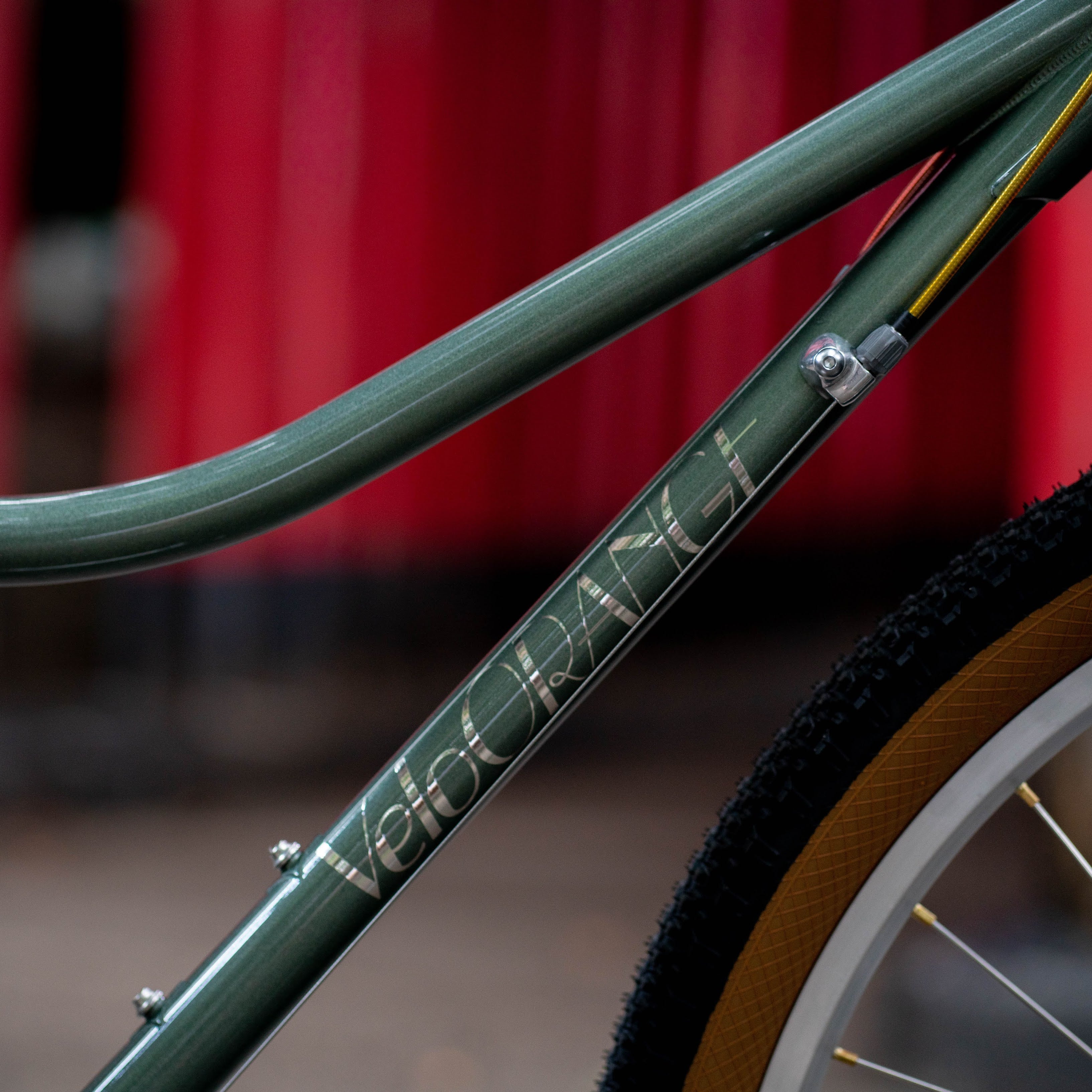 VELO ORANGE Polyvalent Low Kicker Circles Original Complete Bike