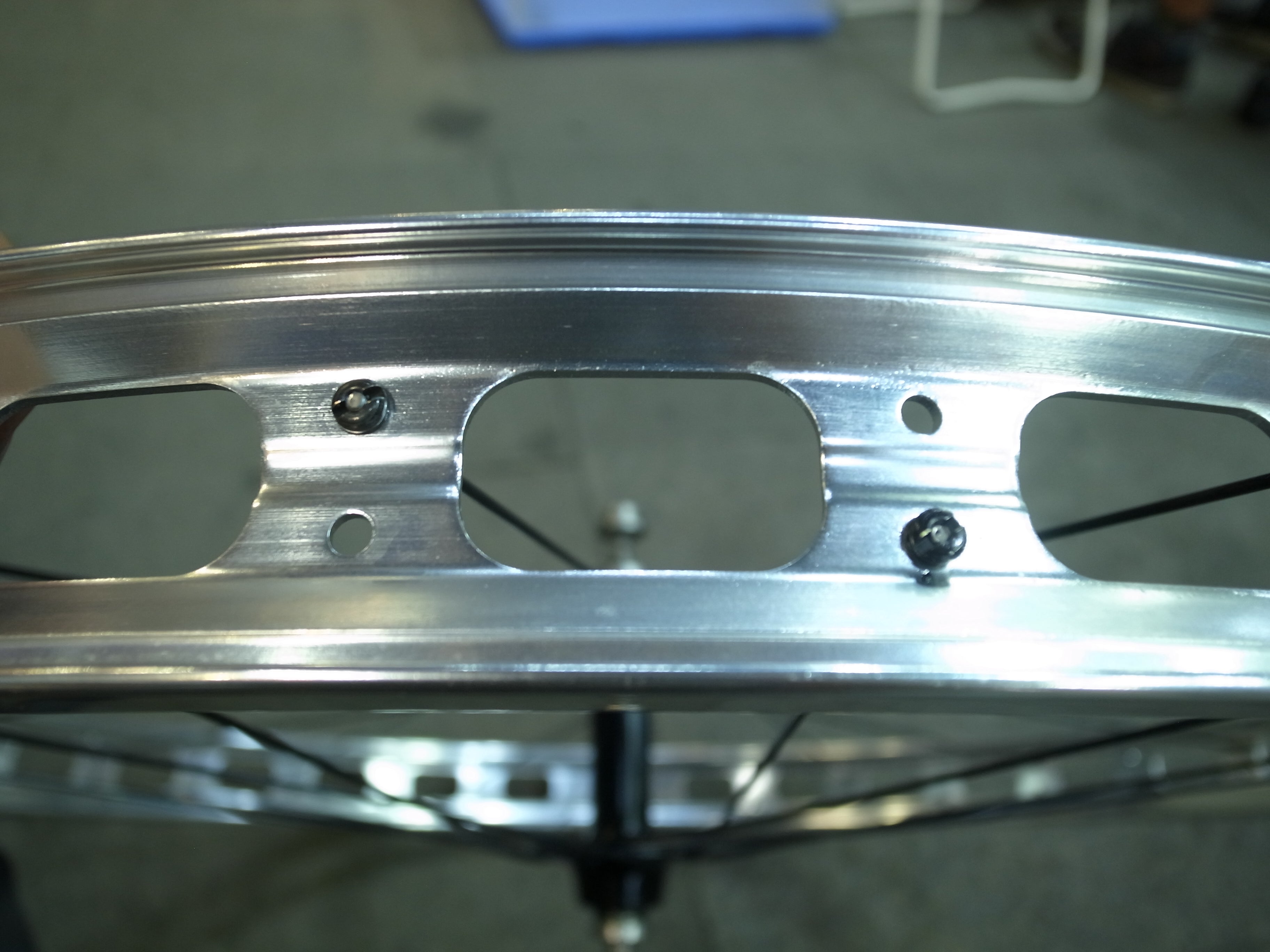 【PIT TIPS】穴ぼこだらけの謎に迫る – SURLY Rabbit Hole Rim –