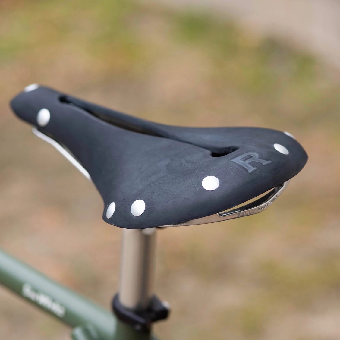 座面の左右が独立して動く仕組みを持つセラアナトミカのラバーサドル / SELLE ANATOMICA / R2 Rubber Saddle