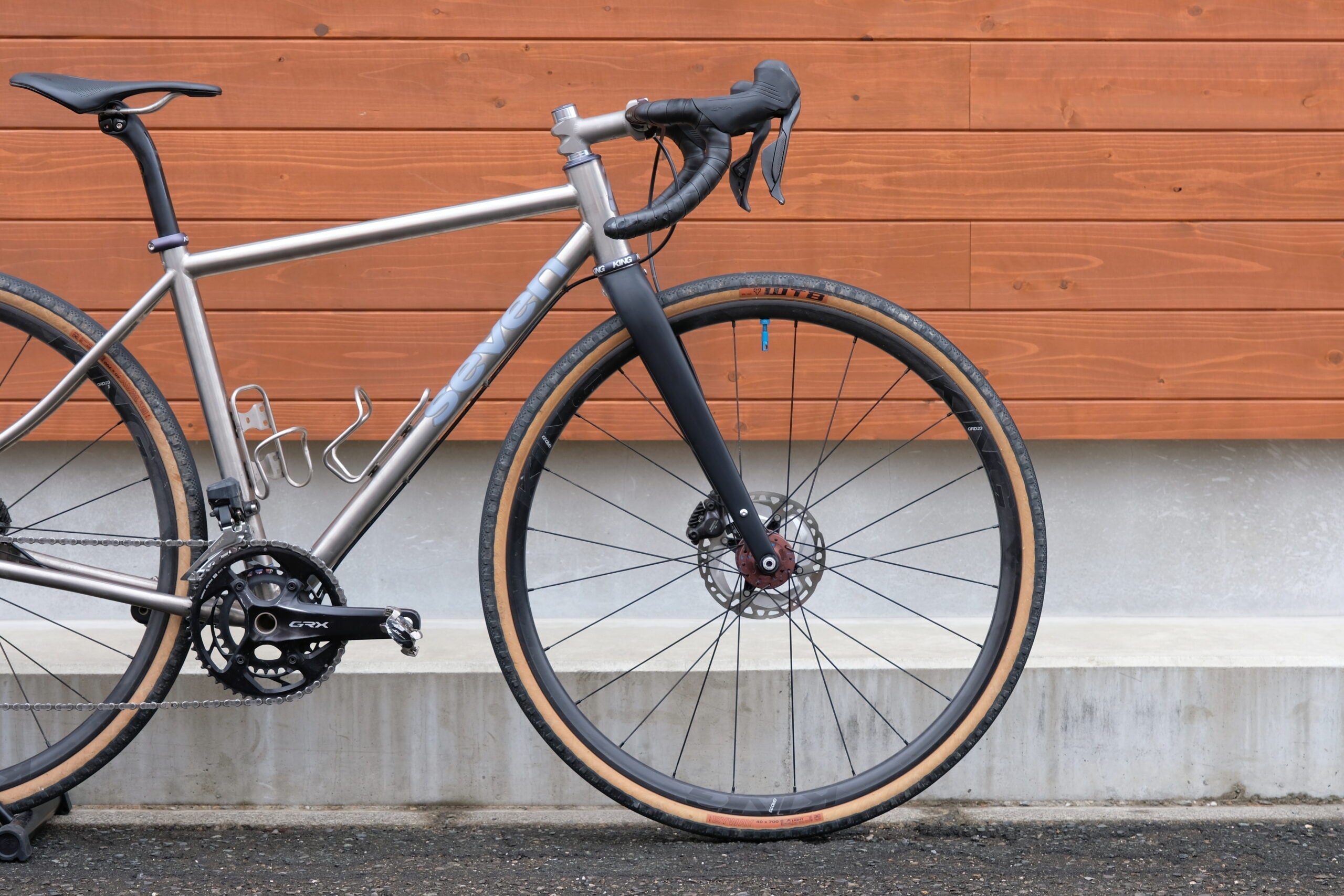【SEVEN CYCLES A-Frame Gravel+Road 743】ワンポイントジオメトリー比較 / ヘッドアングルとフォークオフセットとトレール値