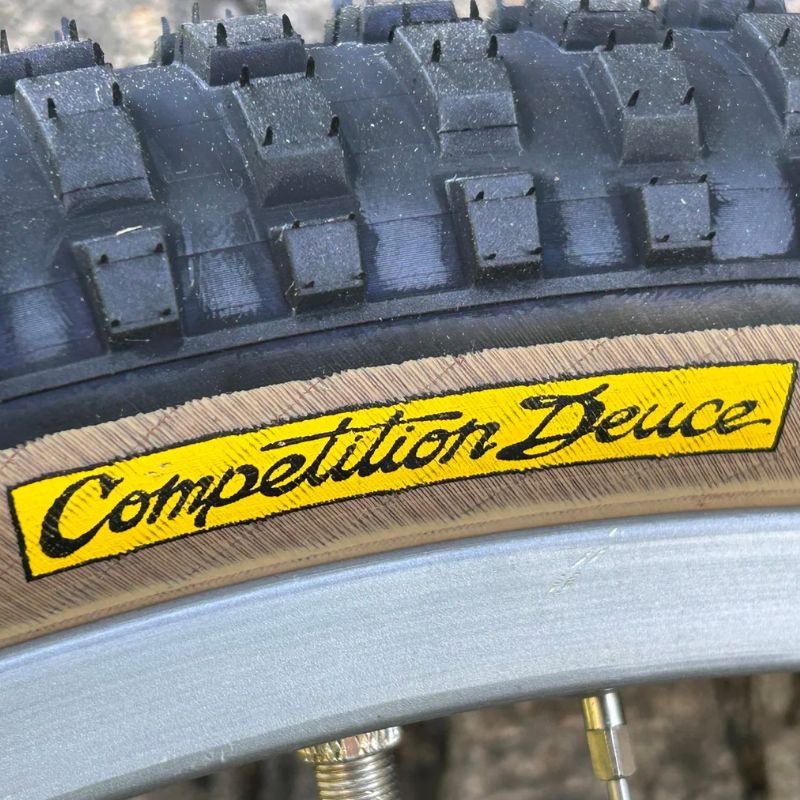 HOUSE OF LOOPTAIL Competition Deuce Tire