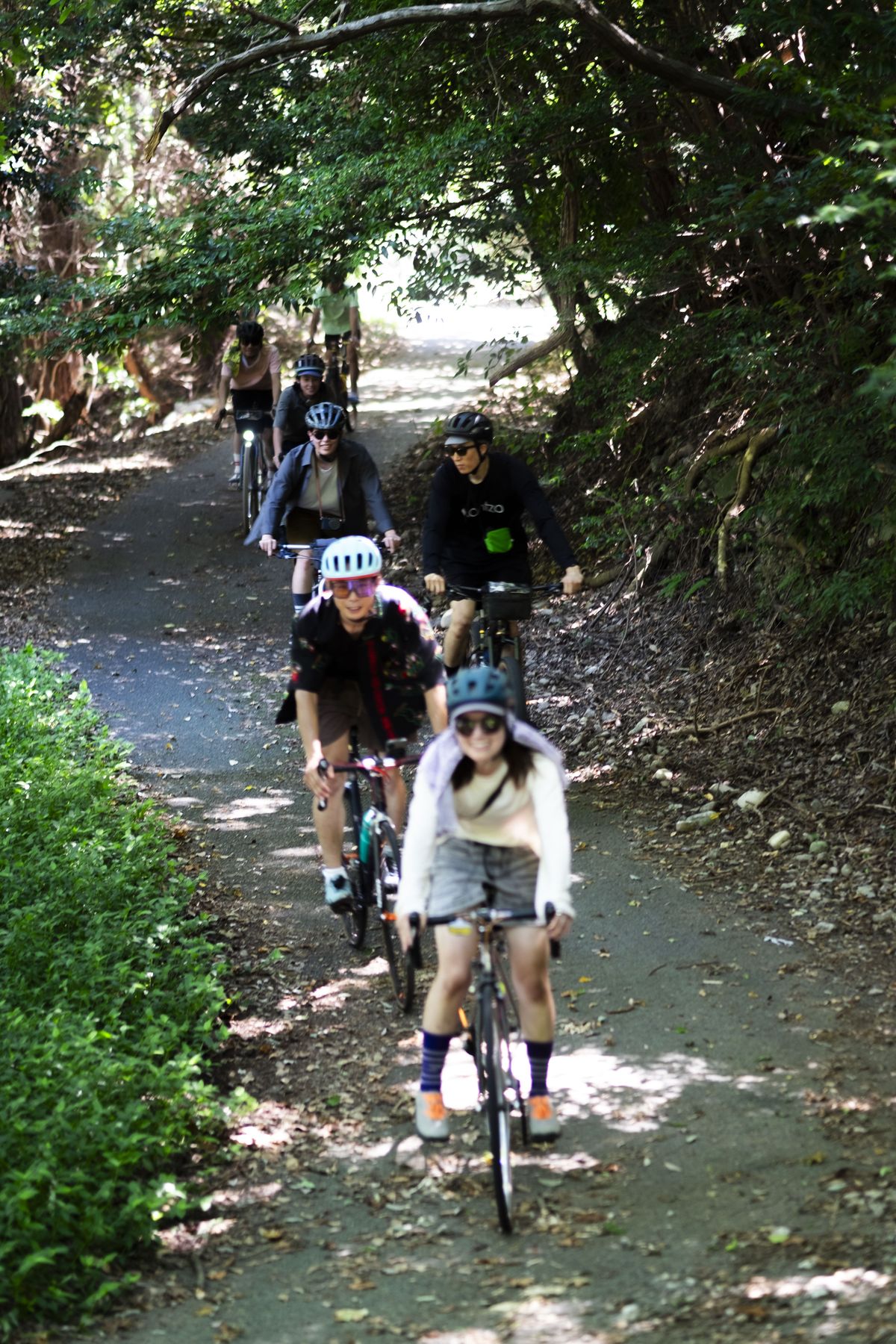 緑の林道を自転車で走るRIDEALIVE参加者