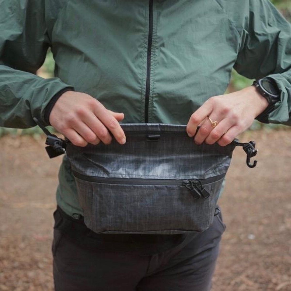 OUTER SHELL Hip Slinger